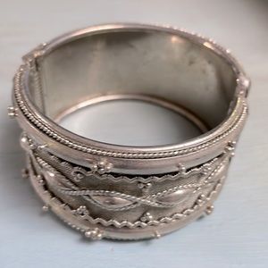 Solid metal bracelet/bangle